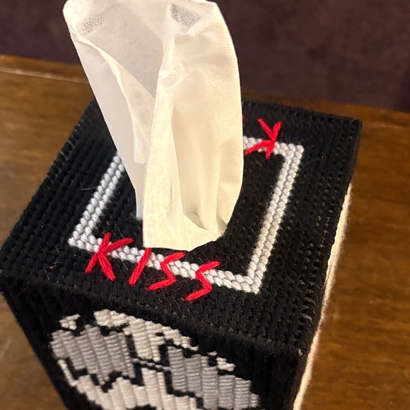 New handmade Kiss tissue box cover. - Picture 5 of 5